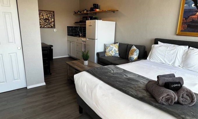 University Heights Apartment | Studio Apartment w/balcony near Nob Hill, UMM and downown.