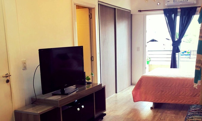 Comuna 12 Apartment | Studio apartment with garage and balcony overlooking the city