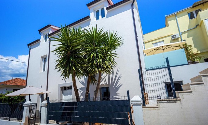 Trogir Apartment | Studio apartments Yucca, 2-min to the beach and 5 to Trogir