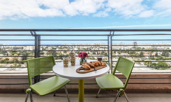 Tel Aviv Apartment | Studio apt w balcony and Kitchen