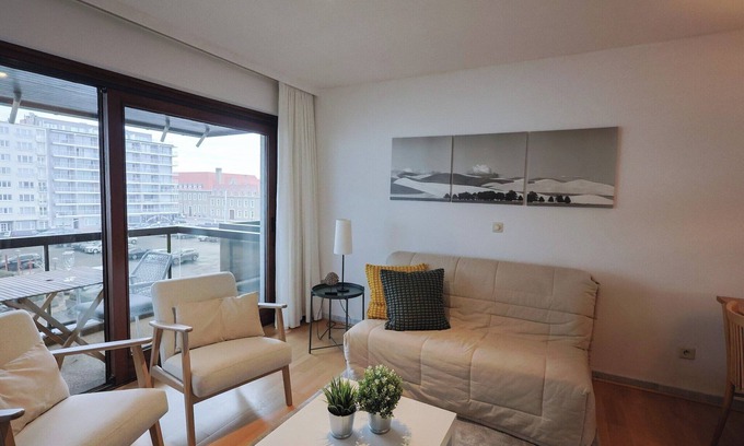 Oostduinkerke-Bad House | Studio by the Beach with Sea View