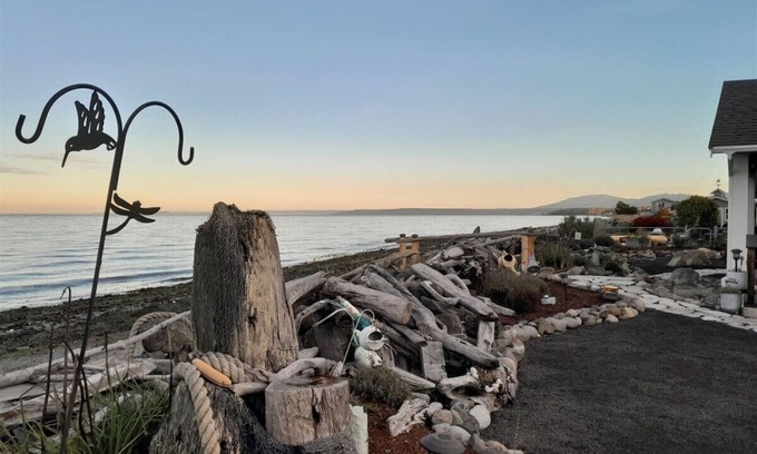 Sequim House | Studio By The Sea - Cozy Cottage With Fabulous Walk-Out Beach