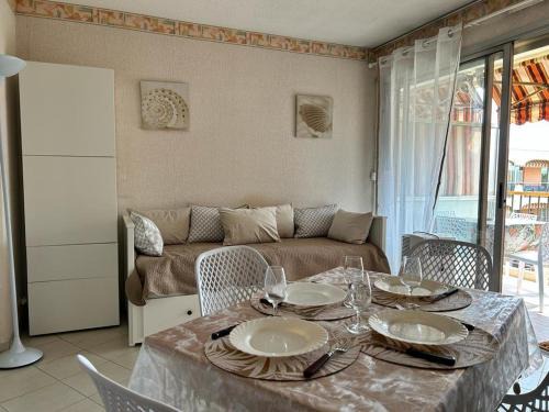Mandelieu-La-Napoule Apartment | Studio Cabine 3 Couchages à Mandelieu, Terrasse, Piscine, Parking Privé - FR-1-609-96