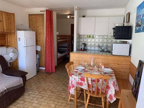 Le Grau-dʼAgde Apartment | Studio Cabine à 100m de la Plage, Terrasse, Proche Commerces - 4 Couchages - FR-1-423-215