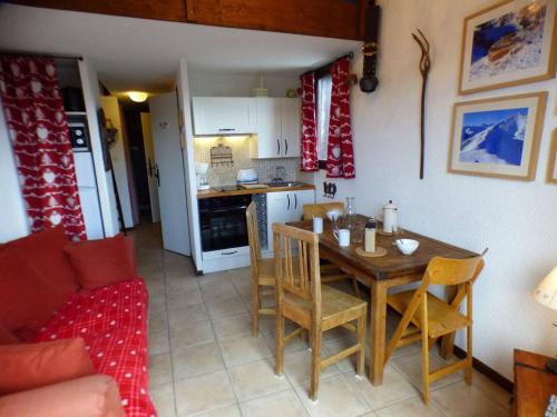 Les Saisies Apartment | Studio Cabine Mezzanine aux Saisies - Centre Station, Balcon Sud, 4 Pers, 2 étoiles - FR-1-594-100