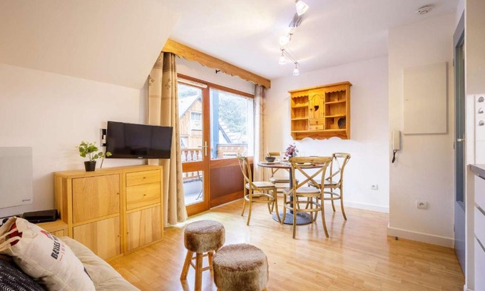 Saint-Lary-Soulan Apartment | Studio Cabine pour 4 à Saint-Lary-Soulan avec Balcon, Parking et Proche Téléphérique - FR-1-296-431