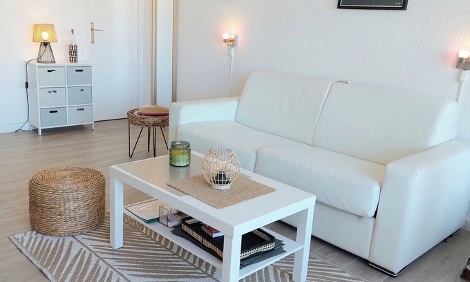 Saint-Tropez Apartment | Studio Centre St Tropez Swimming pool Balcony Panoramic view