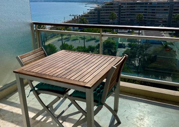 Cannes La Bocca Apartment | Studio Château de la Mer