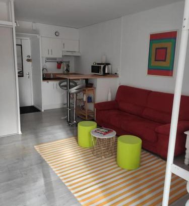 Vendome Apartment | Studio coloré et sa terrasse au coeur de Vendôme