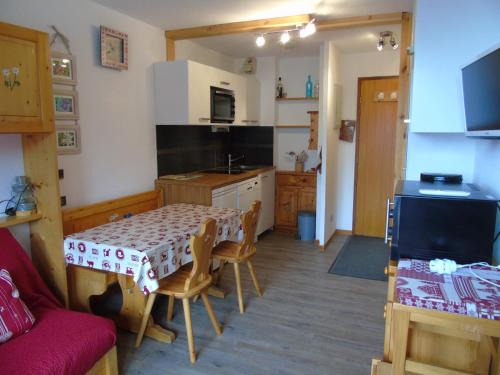 Valfrejus Apartment | Studio cosy avec cabine, balcon, proche télécabine, commerces et écoles de ski à Valfréjus - FR-1-561-8