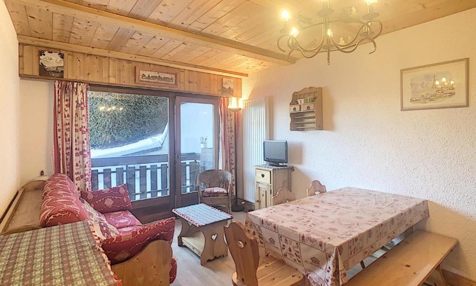 Combloux Apartment | Studio cosy avec cabine, pied des pistes à Combloux, balcon, casier à skis, équipements modernes - FR-1-560-56