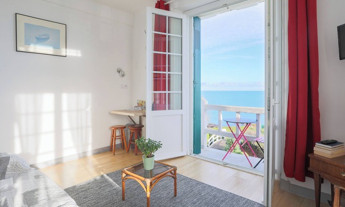Saint-Quay-Portrieux Apartment | Studio "Direct Sea View for 2 People" with Sea View, 2 Balconies and Wi-Fi