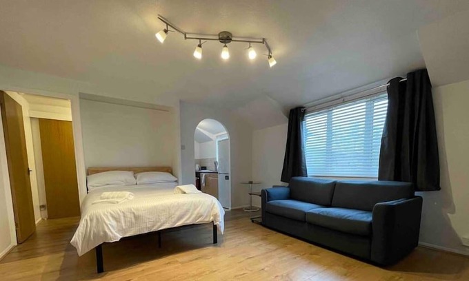 Hatfield Apartment | Studio Flat - Free Parking, 5 Mins Walk To Station