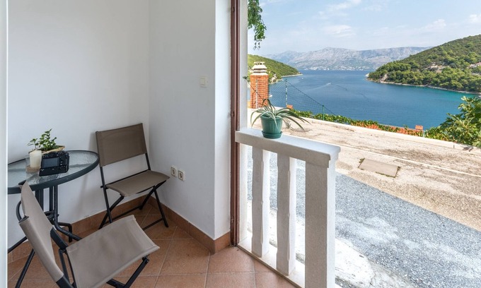 Pucisca Apartment | Studio flat with terrace and sea view Pučišća, Brač (AS-5625-a)