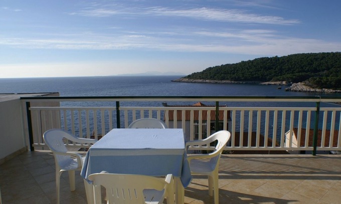 Milna Apartment | Studio flat with terrace and sea view Milna, Hvar (AS-3074-e)