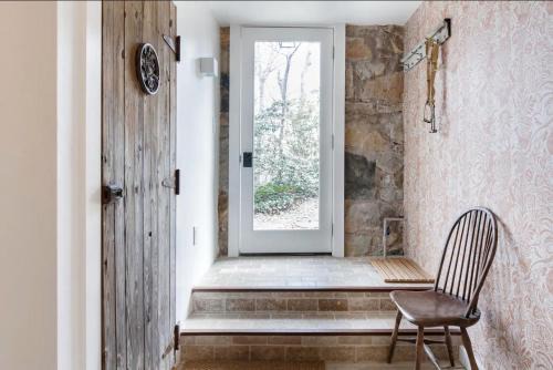 Lynn Apartment | Studio Guest Suite in Forest Cottage