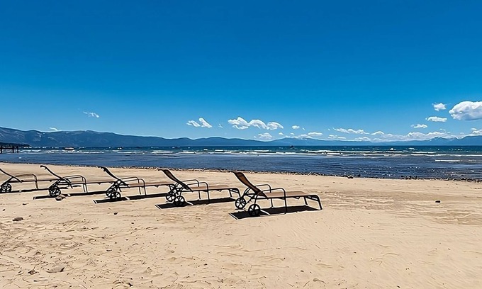 Tahoe Vista Hotel | Studio in Tahoe Vista! Outdoor Pool, Beach Access, Kitchenette, Free Parking