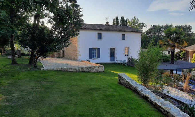 Echire Apartment | Studio in the countryside near river and hiking trails
