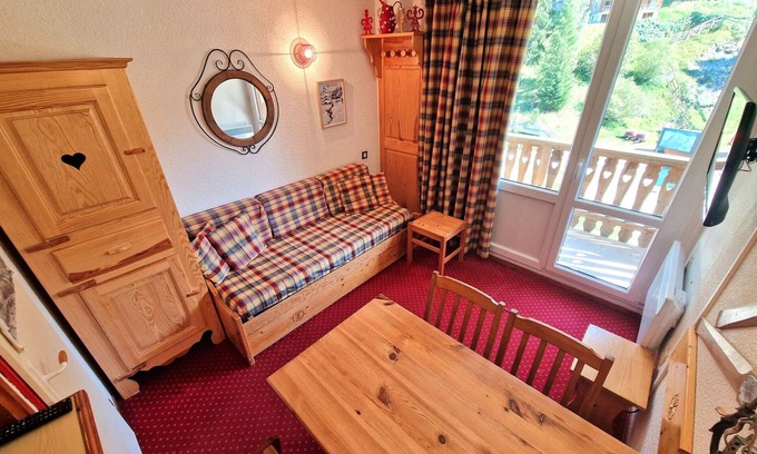 Valfrejus Apartment | Studio in the heart of the station for 4 people with balcony, ski locker and bathtub
