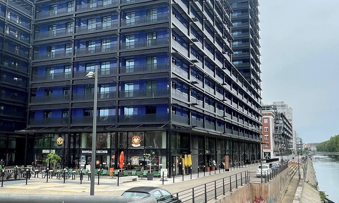 Neudorf Ouest Apartment | Studio in tour Black Swans. Train station and Parliament direct streetcar Arrival 24/24.