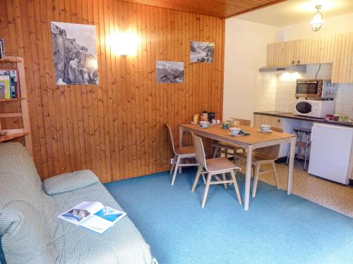 Chamonix City Centre Apartment | Studio L'Aiguille du Midi-9 by Interhome