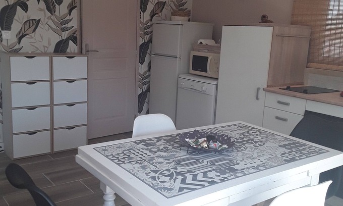 Vias Apartment | Studio Les Tourterelles 2kms from the beach in a residential area