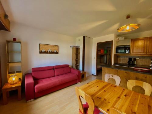 Samoens Apartment | Studio lumineux au centre de Samoëns, proche navette ski, balcon, casier à skis, TV - FR-1-624-52