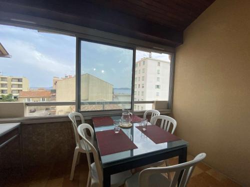 Sainte-Maxime City Centre Apartment | Studio mezzanine à 50m de la plage, 5 couchages, parking - FR-1-226-490