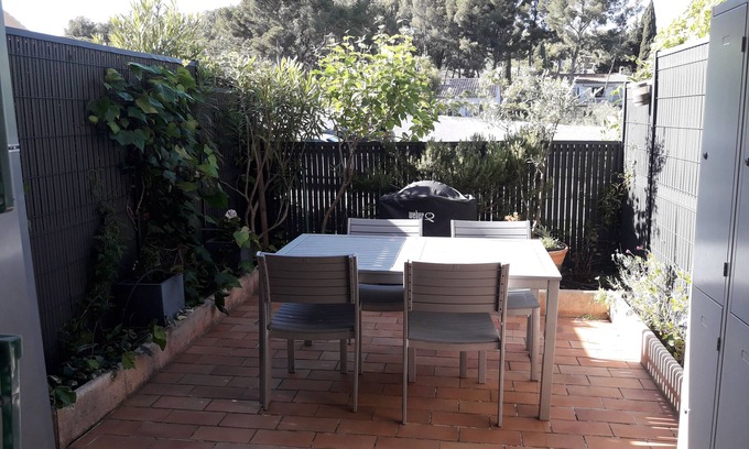Saint-Cyr-sur-Mer Apartment | Studio on garden level