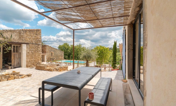 Esparron Apartment | Studio 'Petit Loft A La Campagne' with shared pool, balcony and air conditioning