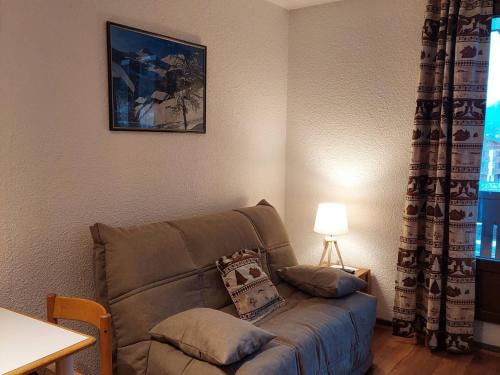 Chamonix City Centre Apartment | Studio rénové à Chamonix avec balcon, animaux acceptés, parking - FR-1-517-54