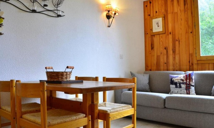 Montchavin Apartment | Studio rénové idéalement situé à Montchavin, proches pistes et commerces, avec balcon et parking gratuit - FR-1-329-22