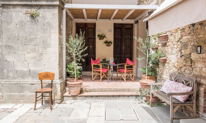 Radicondoli Apartment | Studio "Radicondoli" with Balcony & Wi-Fi