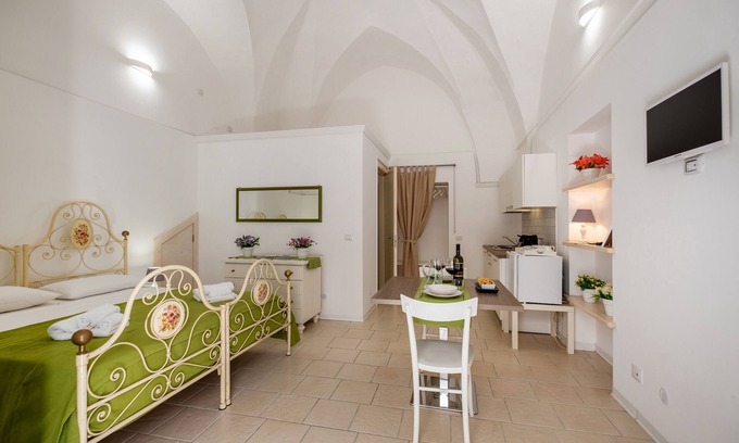 Leverano Apartment | Studio 'Residenza Isabella 2' close to City Centre with Garden & Air Conitioning