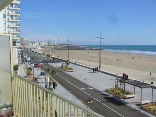 Les Sables d'Olonne Apartment | Studio spacieux face à la mer, proche commerces, tout équipé - FR-1-197-265