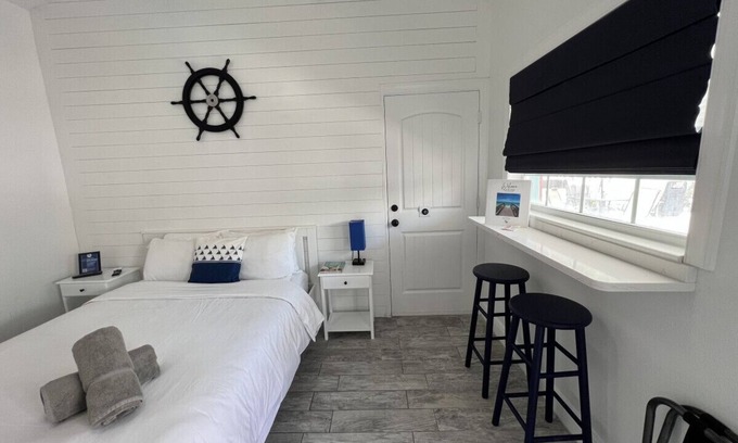 Sunset Beach Hotel | Studio steps to beach w/queen bed #2