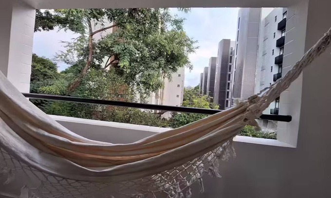 Asa Norte Apartment | Studio Tipuana hammock on the open balcony