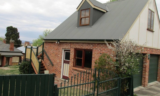 Bathurst Apartment | Studio. Upstairs small studio close to CBD