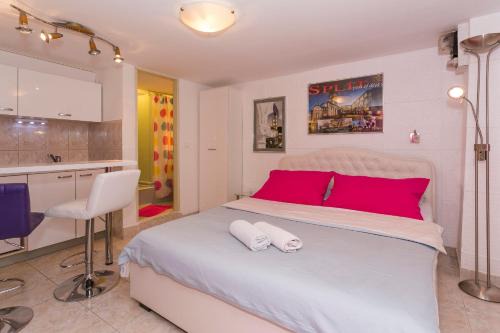 Split Apartment | Studio Varos