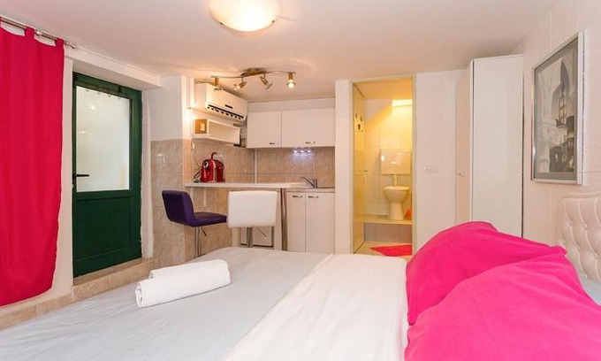 Split Apartment | Studio Varos