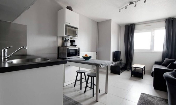 Quartier du Casino Apartment | Studio View s/Sea, Pool + 2 Tennis Courts