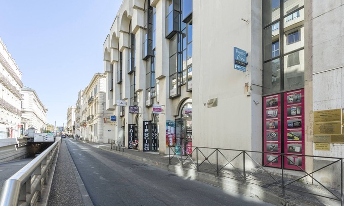 Montpellier City-Centre Apartment | Studio vue Cour-Apartment-Budget-Courtyard view-Ensuite with Bath