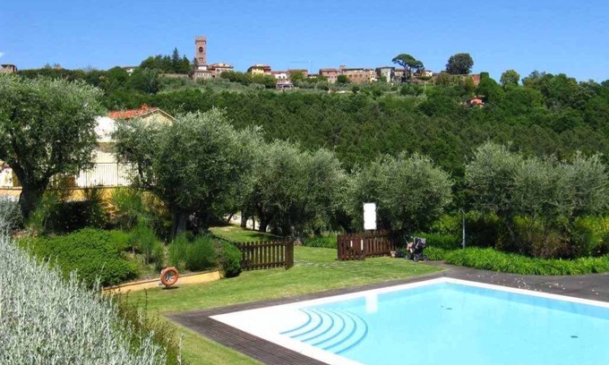 Montecarlo Apartment | Studio with air conditioning and outdoor pool