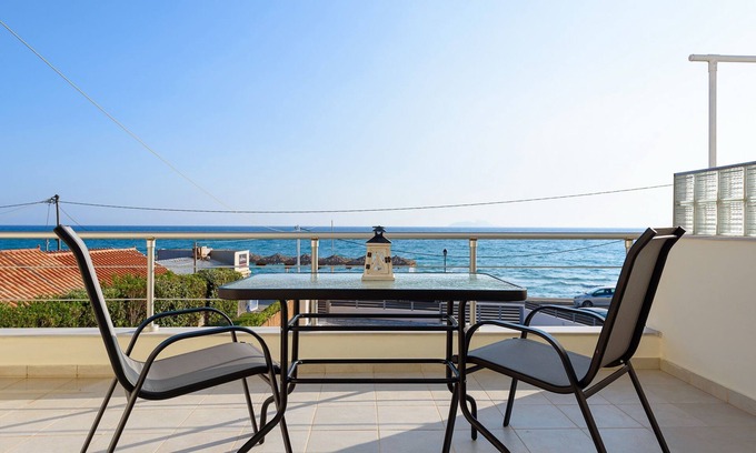 Kokinos Pirgos Apartment | Studio with sea view