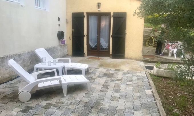 Sampzon Apartment | Studio with terrace in a quiet residential area.