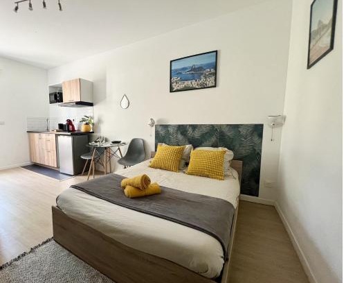 Chatellerault Apartment | Studios Izicozy I Confort et jardin en ville, proche gare I 2 et 4 pers