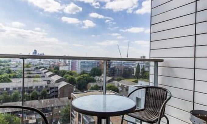 Tower Hamlets Condo | Stunning 1-Bed Apt with Balcony with great views