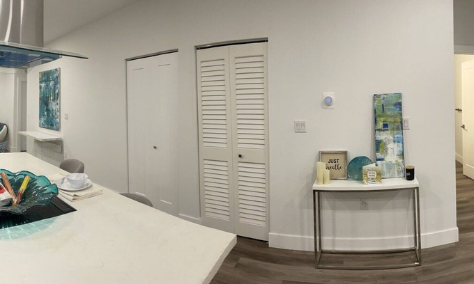 Central Fort Lauderdale House | Stunning 2021 modern home of an artist 2 miles from beach. Sleeps 6