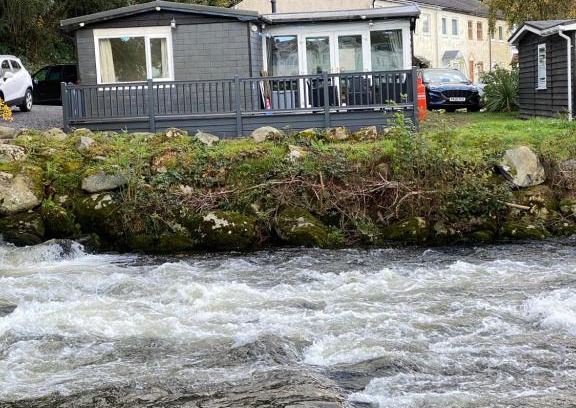Bont Newydd Ski Chalet | Stunning 3 Bed Riverside Cabin in Snowdonia