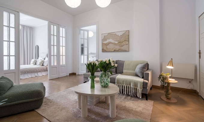 Bucharest City-Centre Apartment | Stunning 3BR - Balcony Overlooking Calea Victoriei
